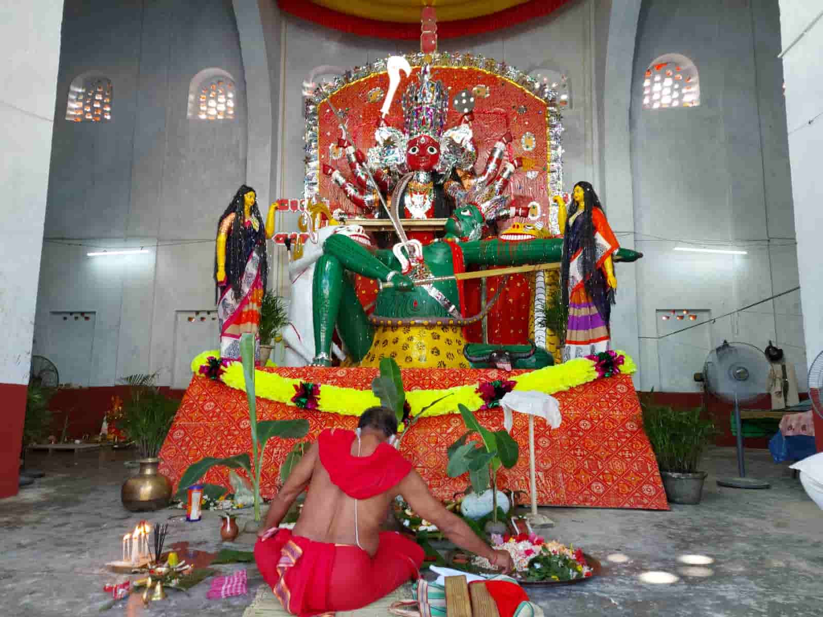 আগের দিনের এক অদ্ভুত প্রথাও জড়িয়ে আছে এই পুজোর সঙ্গে। স্থানীয়দের দাবি, এক সময় নরবলি দেওয়া হতো এখানে। 