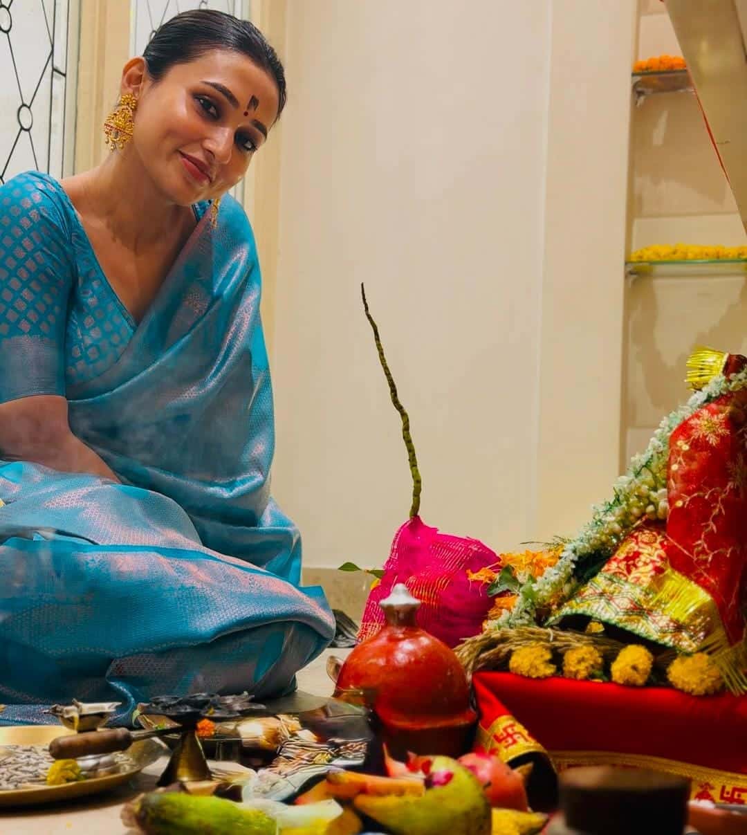 মিমি চক্রবর্তীর বাড়িতে ধুমধাম করে দুর্গাপুজো হয়। মাত্র কিছু দিন আগেই উমা ফিরে গিয়েছেন। মন খারাপের রেশ জাঁকিয়ে বসতে না বসতেই কোজাগরী পূর্ণিমা এসে পড়ে। লক্ষ্মীর আরাধনায় এ দিন মেতে উঠলেন মিমি চক্রবর্তী। 