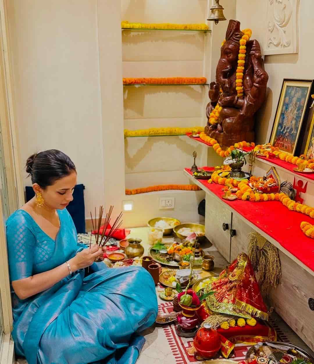 নীল রঙের শাড়িতে সেজে পুজোয় বসেন তিনি। 