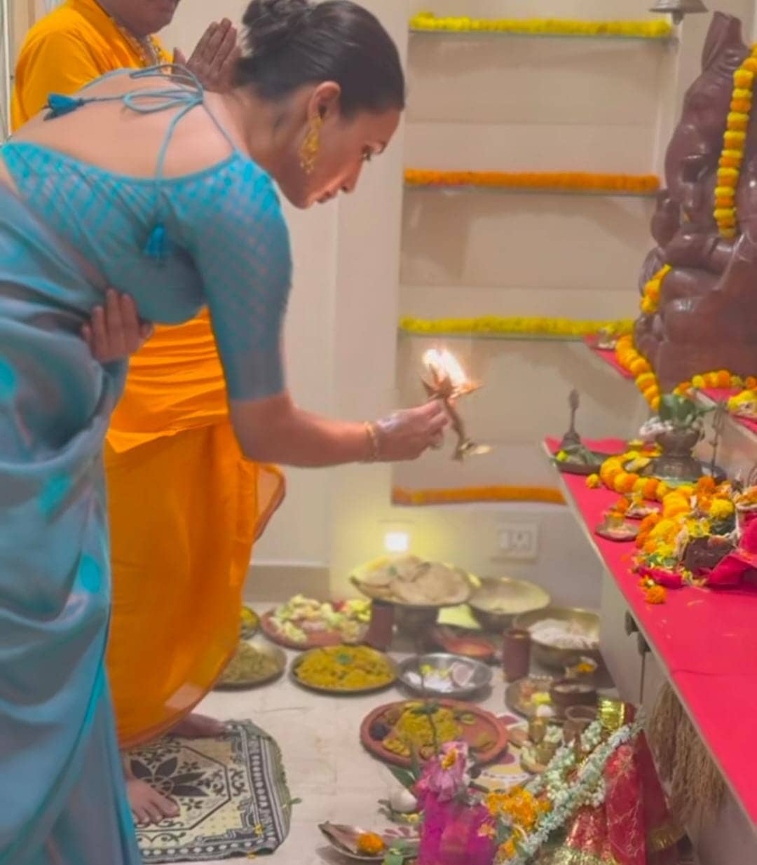  মিমি নিজের হাতেই আরতি করেন। 