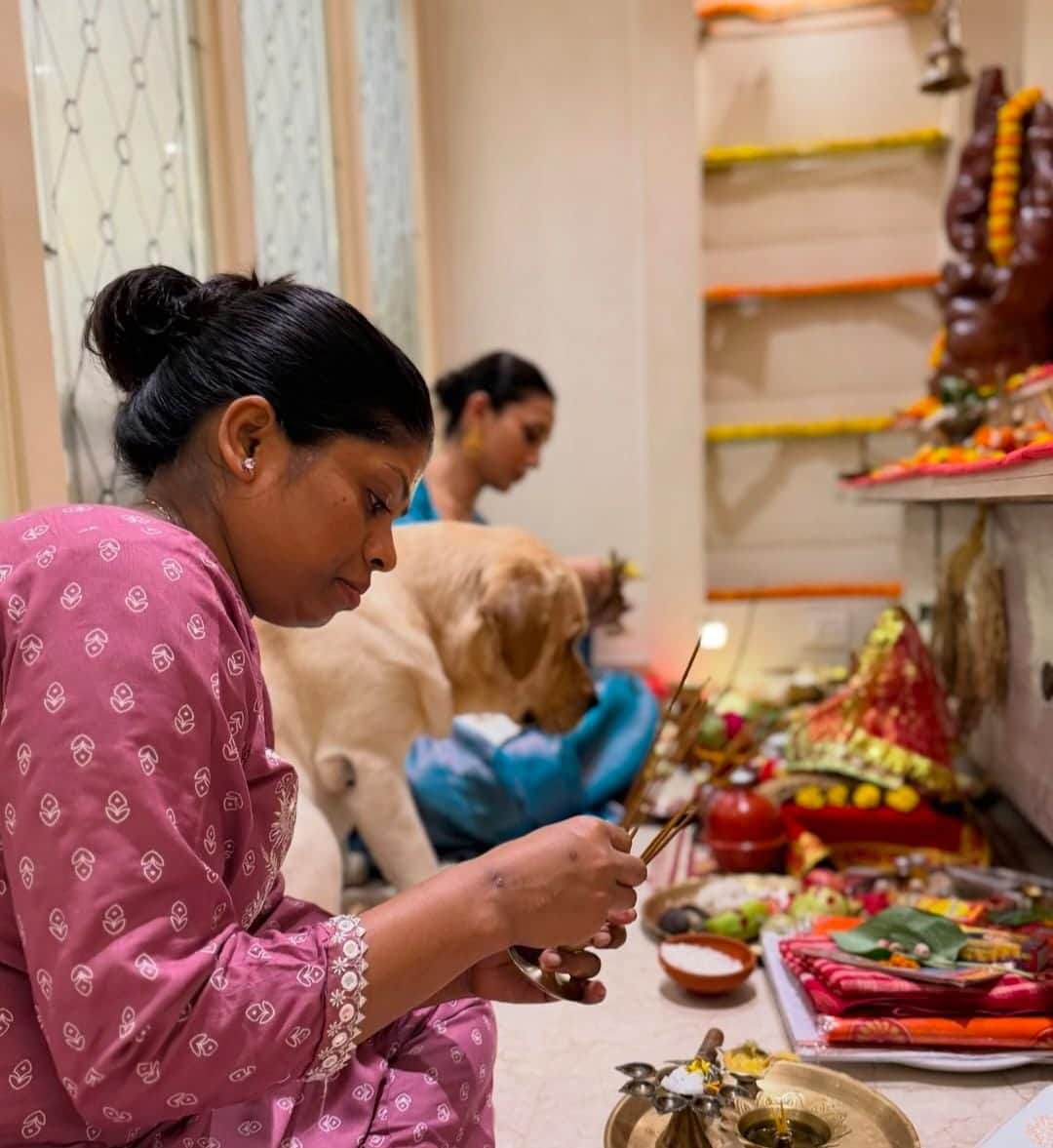 পুজোর মাঝে পোষ্যদের আদর, যত্ন করতে ভোলেন না। 