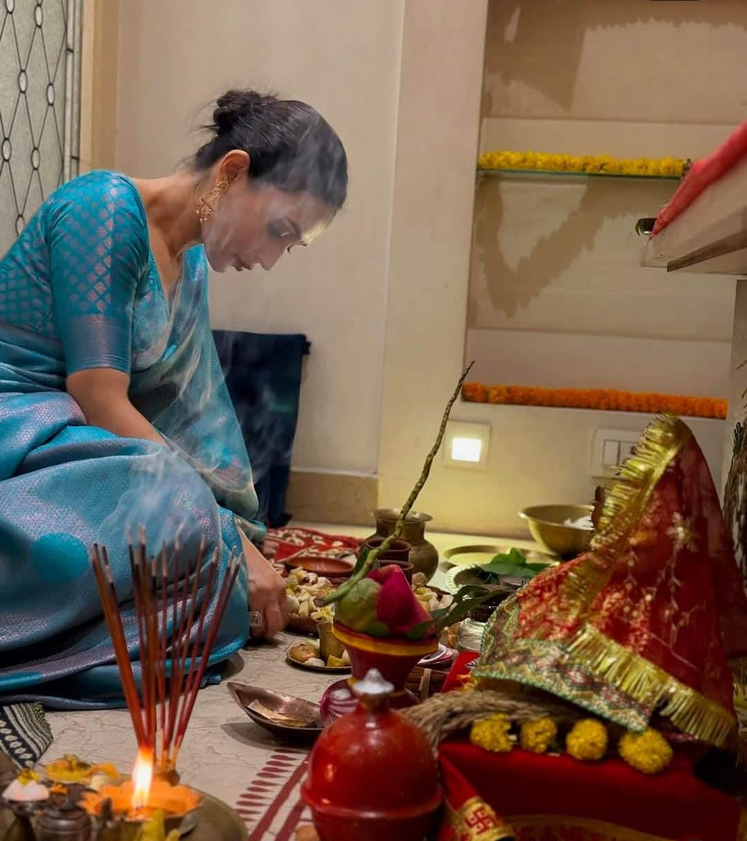 নানা ধরনের ফল, খাবার সাজিয়ে দেবীকে নৈবেদ্য দেন তিনি এ দিন। 