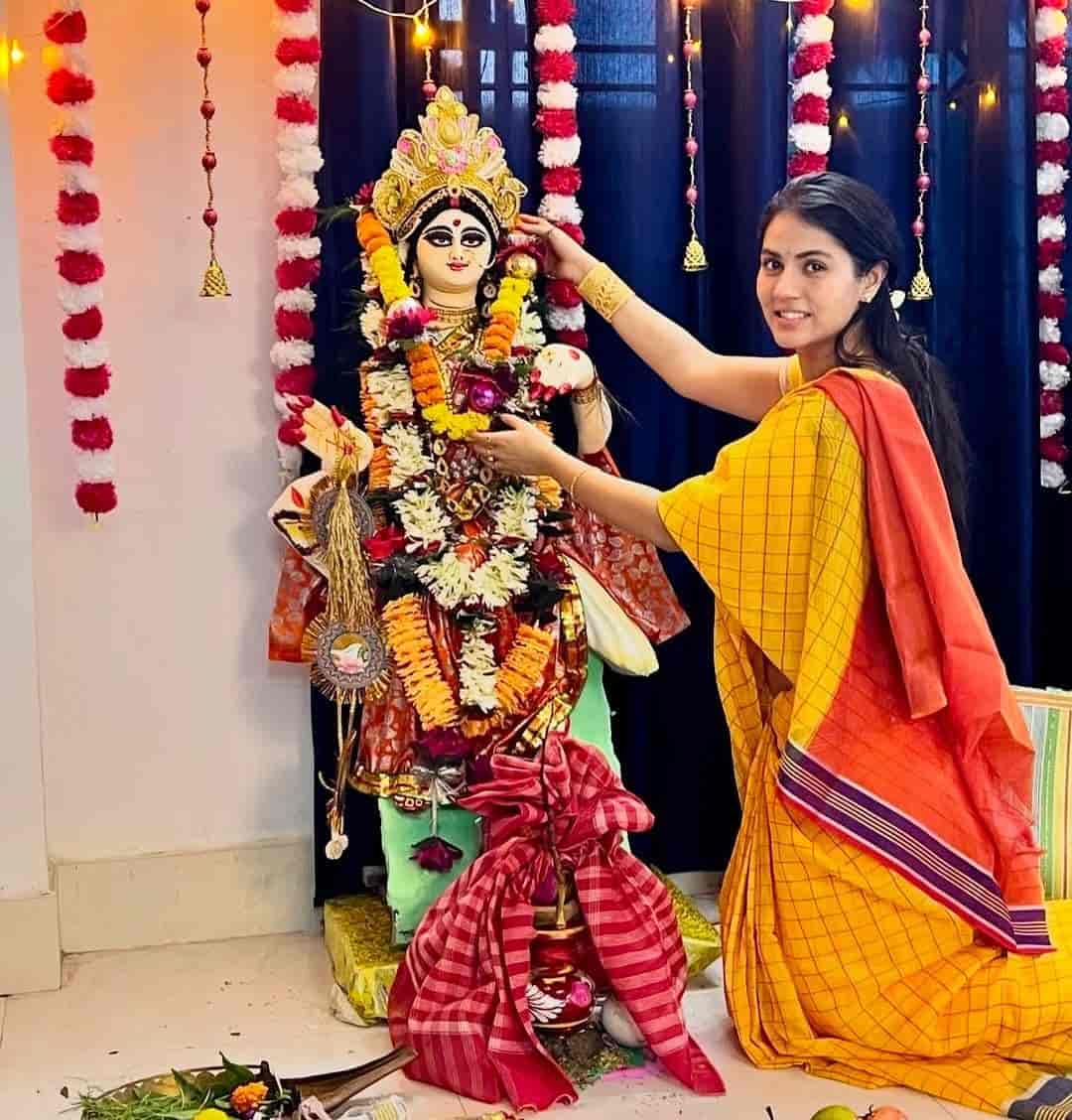 অন্য দিকে অভিনেত্রী ঋত্বিকা সেনও তাঁর বাড়িতে ধনদেবীর আরাধনার আয়োজন করেছিলেন। 