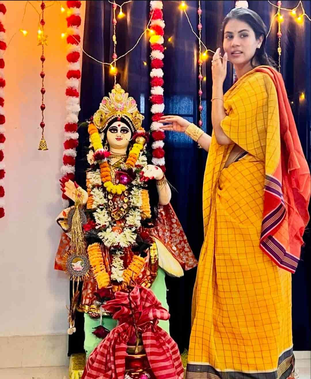 অভিনেত্রীকে এ দিন হলুদ রঙের একটি শাড়িতে দেখা গেল। 