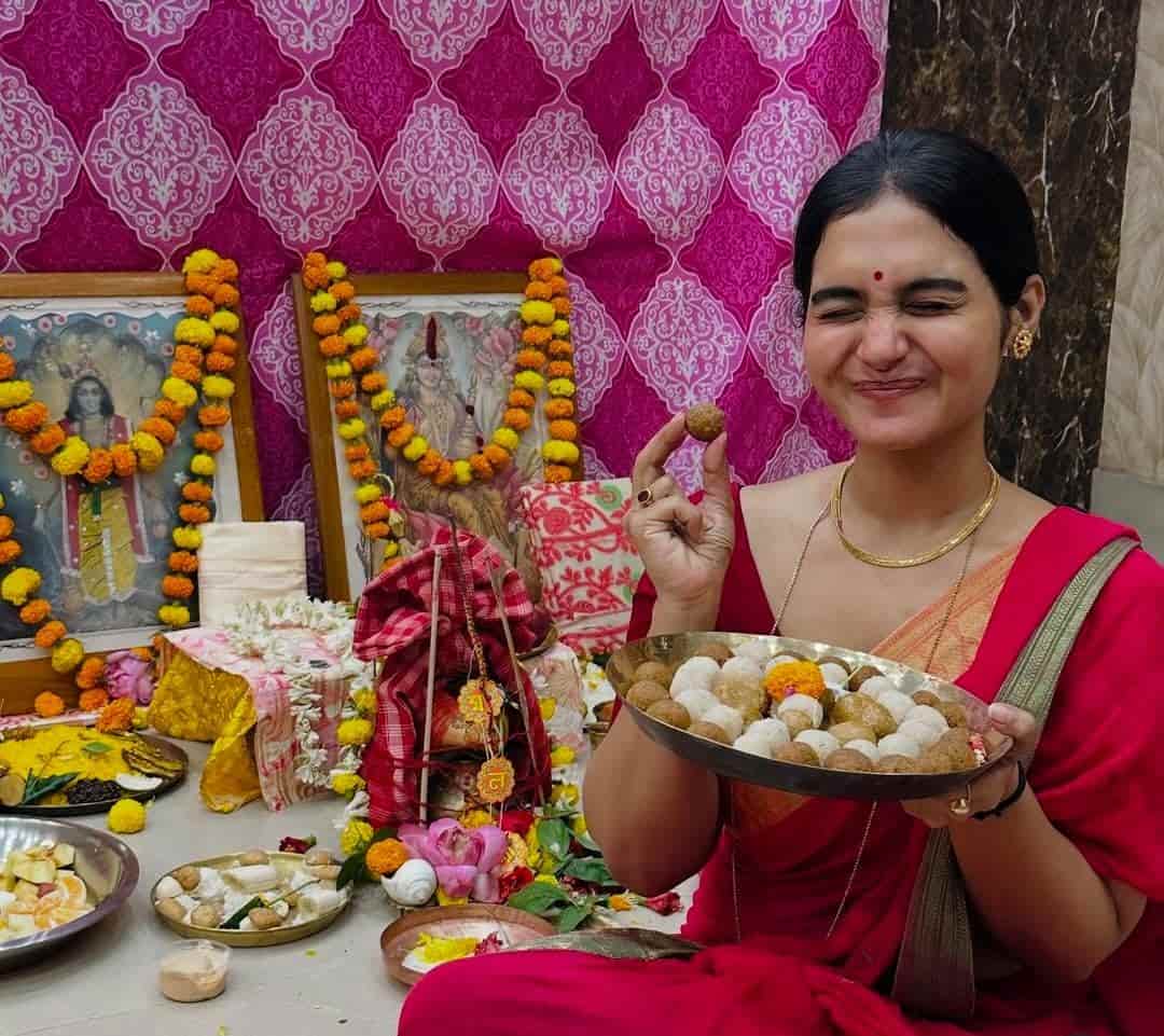 কিরণ মজুমদারকে এ দিন পুজোর পরই নাড়ু হাতে পোজ দিতে দেখা যায়। 