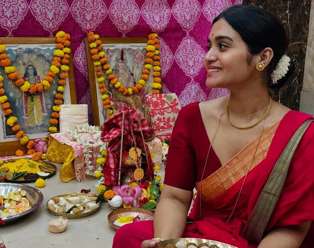 প্রসাদের থালা হাতে লক্ষ্মী প্রতিমার সামনে লাল শাড়িতে দেখা মিলল তাঁর। ( ‘আনন্দ উৎসব ২০২৫’-এর সাফল্যের নেপথ্যে রয়েছেন একাধিক সহযোগী। প্রেজ়েন্টিং পার্টনার ‘মারুতি সুজ়ুকি অ্যারেনা’। অন্যান্য সহযোগীরা হলেন ওয়েডিং পার্টনার ‘এবিপি ওয়ানস্টপ ওয়েডিং’, ফ্যাশন পার্টনার ‘কসমো বাজ়ার’, নলেজ পার্টনার ‘টেকনো ইন্ডিয়া ইউনিভার্সিটি’, ব্যাঙ্কিং পার্টনার ‘ইউনিয়ন ব্যাঙ্ক অফ ইন্ডিয়া’, কমফোর্ট পার্টনার ‘কার্লন’)।  (এই প্রতিবেদনটি ‘আনন্দ উৎসব’ ফিচারের একটি অংশ)।