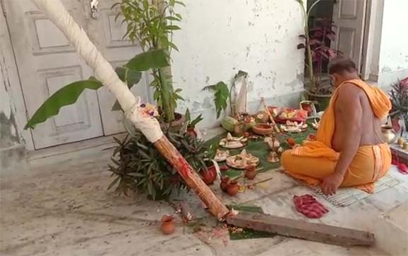 সেই প্রথা এখন বন্ধ হলেও, রক্তদান-এর ধারাটি আজও বহমান। অষ্টমীর রাতে হয় ‘গুপ্ত পুজো’। কোচবিহারের সিদ্ধেশ্বরী এলাকার রাজপরিবারের সদস্যরা আজও রীতি মেনে নিজেদের আঙুল কেটে রক্ত দিয়ে থাকেন। সাধারণ মানুষের প্রবেশাধিকার থাকে না। এ ছাড়াও, অষ্টমীর দিন বলি হয় মহিষ। 