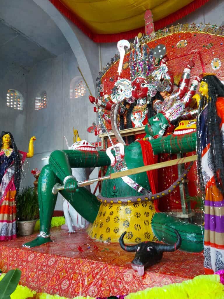 একটু খেয়াল করলেই দেখা যায়, এই পুজোয় যেন এক ভিন্ন মেজাজ। দেবীর মূর্তির গড়ন আর তার চারপাশের নানা কাহিনি, আচার-অনুষ্ঠান— সব মিলিয়ে এক অন্য রকমের আকর্ষণ। 