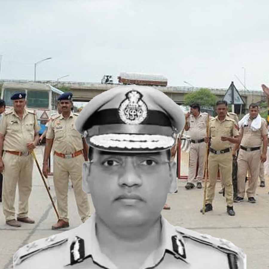 পুলিশকর্তার ‘আত্মহত্যা’: সুপারের বদলির পর এ বার ডিজিপি-কে ছুটিতে পাঠাল হরিয়ানা সরকার, জাত তুলে হেনস্থার অভিযোগ