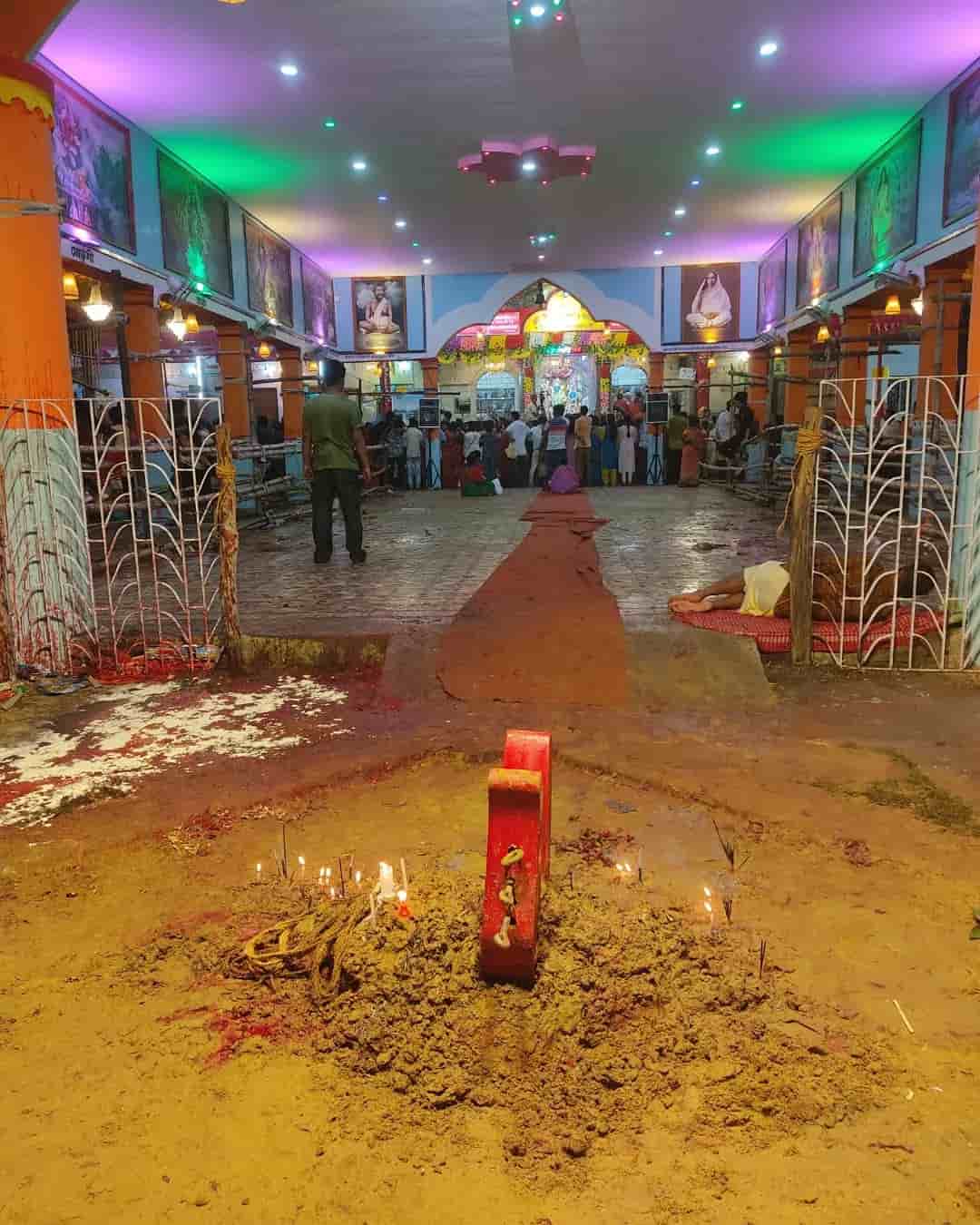  একদম প্রথম দিকে মাটি ও হোগলা পাতার ছাউনি দিয়ে গড়া মন্দিরে পুজো হত কালীর। পরবর্তীতে রায় পরিবারের বেচারাম রায়ের হাত ধরে নির্মিত হয় মন্দির। তার সামনেই নাটমন্দির, বলিদানের জায়গা, মায়ের ঘাট ইত্যাদি তৈরি হয়েছে। 