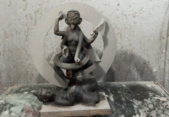 এই পুজোর বিশেষত্ব হল, এখানে দেবী প্রতিমা গড়া হয় ষোলো আনায়। অর্থাৎ প্রতিমা গড়তে যেমনই খরচ হোক না কেন, মাত্র ষোলো আনাতেই প্রতিমা বিক্রি করে আসছেন শিল্পীরা। 