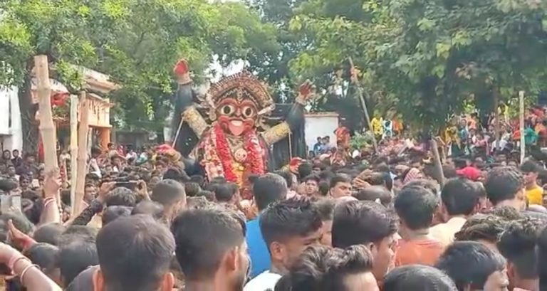 নিয়ম অনুসারে - প্রতি বছর দুর্গাপুজোর পর একাদশীতে সংশ্লিষ্ট শ্মশান কালীর মন্দিরের পিছনের পুকুরে মায়ের বিশালাকার ভয়ঙ্করী মূর্তি বিসর্জন দেওয়া হয়। 