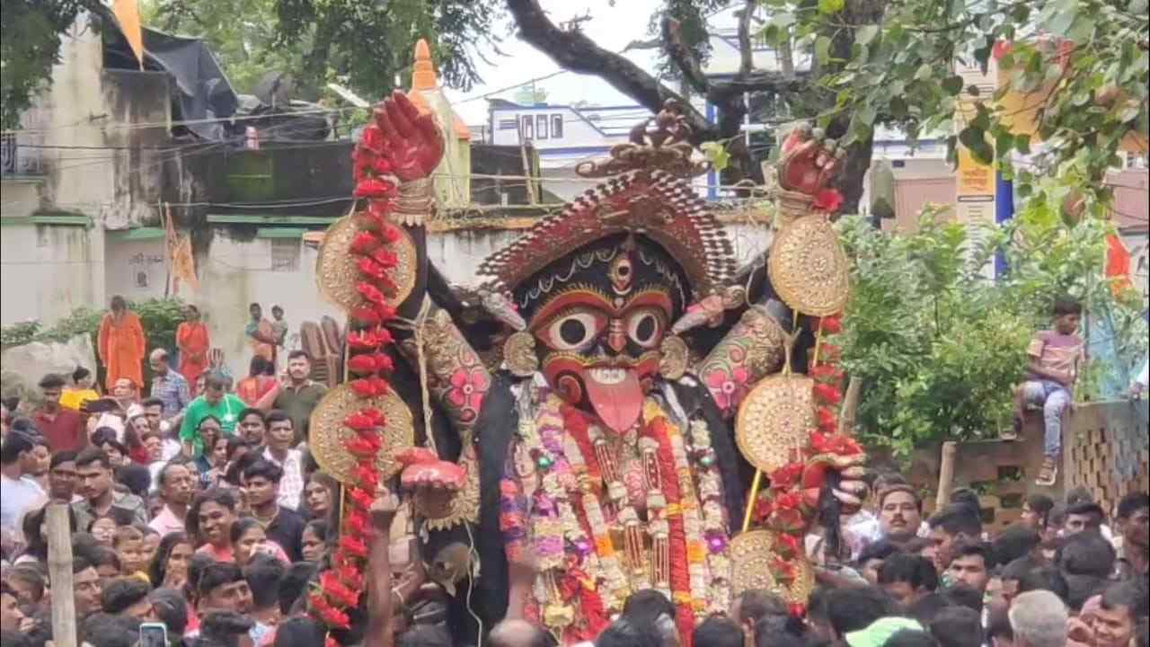 সেই বিসর্জনের দায়িত্বে থাকে স্থানীয় দাস পরিবার। কয়েক প্রজন্ম ধরে পরিবারের সদস্য সদস্যরা এই কাজ করে চলেছেন। 