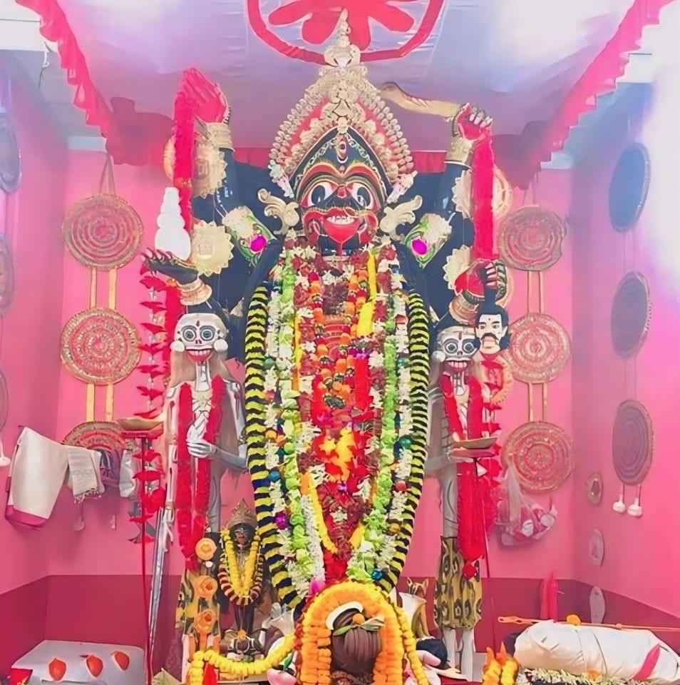 পরিবারের সদস্যদের দাবি, আগে বিসর্জনের সময় মাকে ঝাঁটা দেখানো হত এবং গালিগালাজ করা হত! কিন্তু, এখন সে সব রীতি আর মানা হয় না।