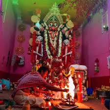 নতুন গড়া মাতৃমূর্তিকে বলা হয় - 'কৌমারি' (ছোট বা বাচ্চা মেয়ে)। কার্তিক মাসের অমাবস্যায় সেই মূর্তিতেই মা কালীর পুজো করা হয়। 