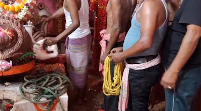 তবে, আজও বিসর্জনের আগে মায়ের মূর্তি বেদী থেকে নামানোর সময় তাঁকে শিকল পরানো হয়! দড়ি দিয়ে বাঁধা হয়! ব্যতিক্রমী এই প্রথা দেখতেই ভিড় জমান হাজার হাজার মানুষ। 