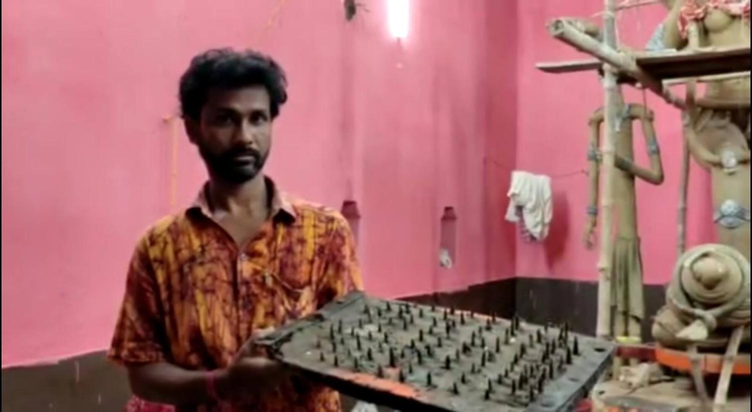 বিসর্জনের মাত্র কয়েক ঘণ্টা পরই পুকুরে ঝাঁপ দিয়ে মাতৃমূর্তির কাঠামো তুলে আনা হয়। ত্রয়োদশী থেকে এই পুরোনো কাঠামোয় নতুন করে শ্মশান কালীর মূর্তি গড়া হয়।