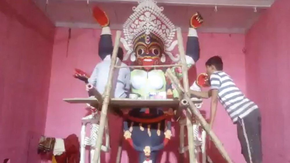 মায়ের এই মূর্তি গড়া থেকে শুরু করে তাঁর পুজো করা - এই পুরো পর্বের দায়িত্ব পালন করেন স্থানীয় বৈষ্ণব পরিবারের সদস্যরা। 