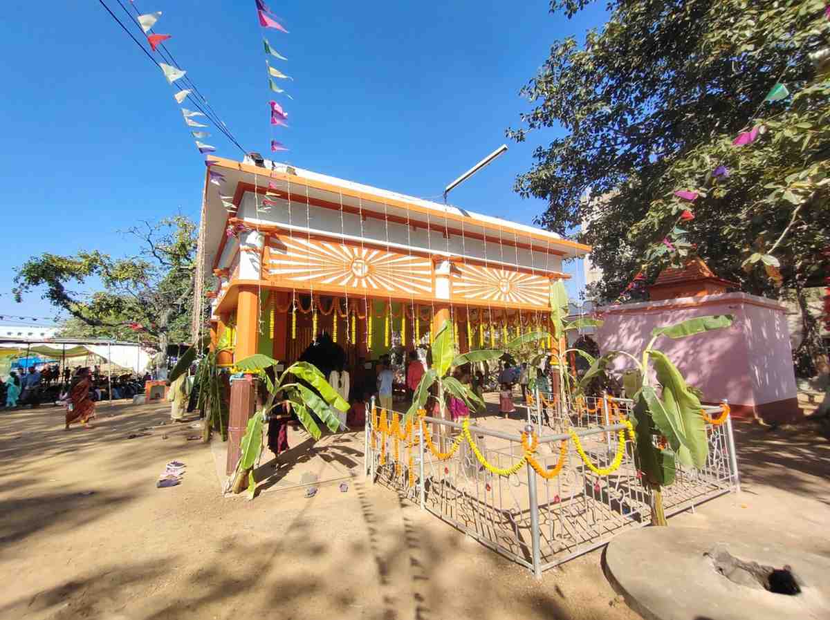 এ ভাবেই শতাব্দী প্রাচীন এই রীতি আজও সমান নিষ্ঠা ভক্তি ভরে পালন করা হচ্ছে। প্রথম থেকেই স্থানীয় দাস পরিবার ও বৈষ্ণব সমাজ ভাগাভাগি করে মায়ের রূপদান থেকে নিরঞ্জনের কাজ করে আসছে।