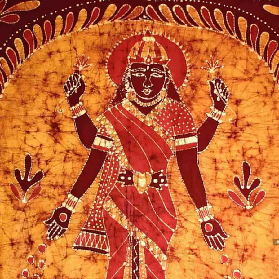 আর যখন পুজোর দিন এই নৃত্যানুষ্ঠান চলত তখন এক কুমারীর মুখ হলুদ, তিলক, সিঁদুর দিয়ে সাজিয়ে দেওয়া হতো। 