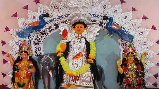 গজলক্ষ্মীর প্রতিমা আমাদের চেনা লক্ষ্মী প্রতিমার থেকে অনেকটাই আলাদা। এখানে ধনদেবীর বাহন প্যাঁচা নয়, বরং হাতি বা গজরাজ!