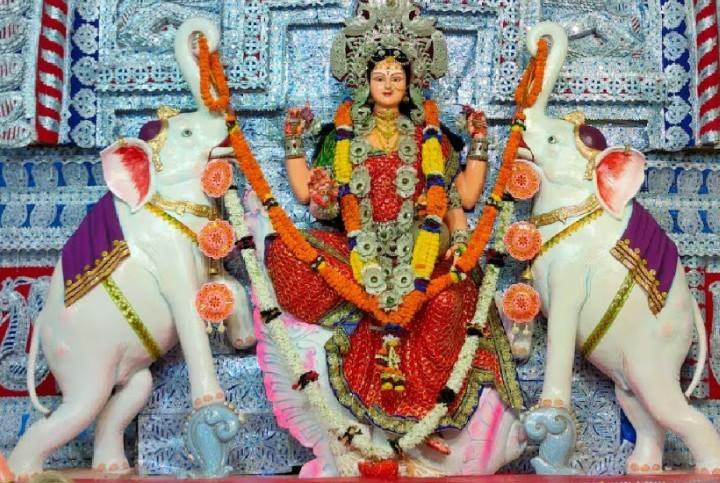 এই অবস্থায় ক্ষেতের ফসল রক্ষা করতে ধনদেবী লক্ষ্মীর আরাধনা শুরু করে গ্রামের মানুষ। বদল আনা হয় লক্ষ্মী প্রতিমার রূপে। গজের পিঠে অধিষ্ঠাত্রী হওয়ায় আরাধ্যাকে গজলক্ষ্মী নামে অভিহিত করা হয়। 