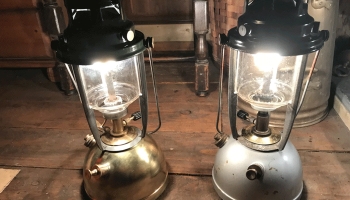 শোনা যায়, আগে নাকি হ্যাজাকের আলো জ্বালিয়ে এই পুজো করা হত। এখন সময় বদলেছে। তাই, হ্যাজাকের বদলে রকমারি আলোর কারুকাজ করা হয়।