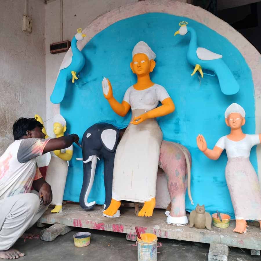 এই গ্রামে কোনও দুর্গাপুজো হয় না। বদলে শারদোৎসবের সময় থেকেই গজলক্ষ্মী পুজোর তোড়জোড় শুরু হয়ে যায়।