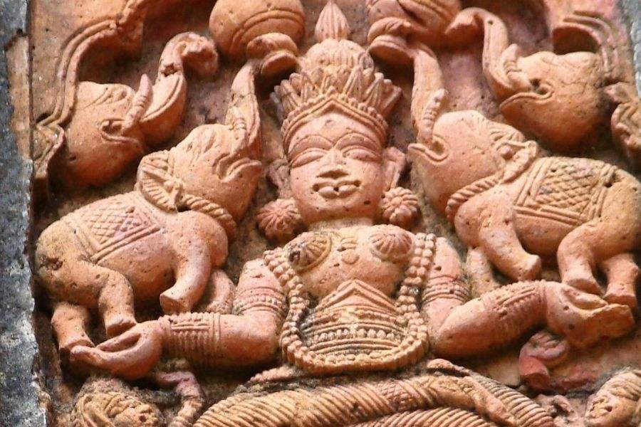 এই পুজো যেহেতু ব্যতিক্রমী, তাই একে ঘিরে মানুষের আগ্রহও প্রবল। স্থানীয়রা তো বটেই, দূর-দূরান্ত থেকেও অনেকে আসেন পুজো দেখতে। এ বারও তার অন্যথা হয়নি। (‘আনন্দ উৎসব ২০২৫’-এর সাফল্যের নেপথ্যে রয়েছেন একাধিক সহযোগী। প্রেজ়েন্টিং পার্টনার ‘মারুতি সুজ়ুকি অ্যারেনা’। অন্যান্য সহযোগীরা হলেন ওয়েডিং পার্টনার ‘এবিপি ওয়ানস্টপ ওয়েডিং’, ফ্যাশন পার্টনার ‘কসমো বাজ়ার’, নলেজ পার্টনার ‘টেকনো ইন্ডিয়া ইউনিভার্সিটি’, ব্যাঙ্কিং পার্টনার ‘ইউনিয়ন ব্যাঙ্ক অফ ইন্ডিয়া’, কমফোর্ট পার্টনার ‘কার্লন’)। (এই প্রতিবেদনটি ‘আনন্দ উৎসব’ ফিচারের একটি অংশ)।