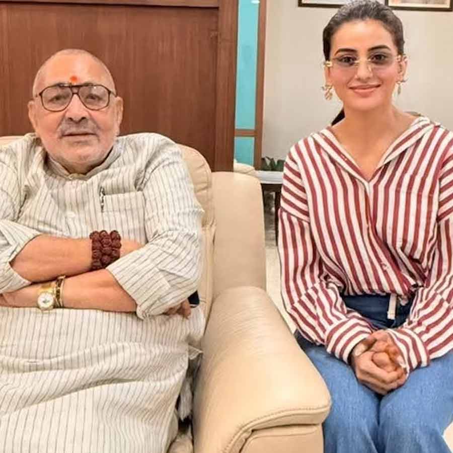 Bhojpuri singer Akshara Singh meets Union minister Giriraj Singh 