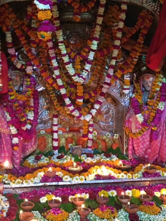 এটি আদতে দেবী লক্ষ্মীর ছবি। সামনে রাখা বিভিন্ন ধরনের সবজি, ফল, ভুট্টা। তবে ভারতীয় বা এশিয়া মহাদেশে এই দেবী পূজিত হতেন না। হতেন সুদূর উত্তর আমেরিকায়। 