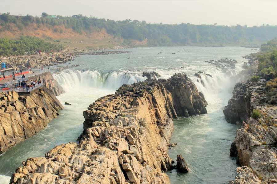 রোপওয়ে থেকে ধুয়াঁধার জলপ্রপাতের দৃশ্য।