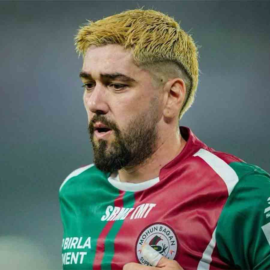 Mohun Bagan Supergiants Fans staged protest near gate number 3 of Yuva Bharati Krirangan, Dimitri Petratos got involved into quarrel