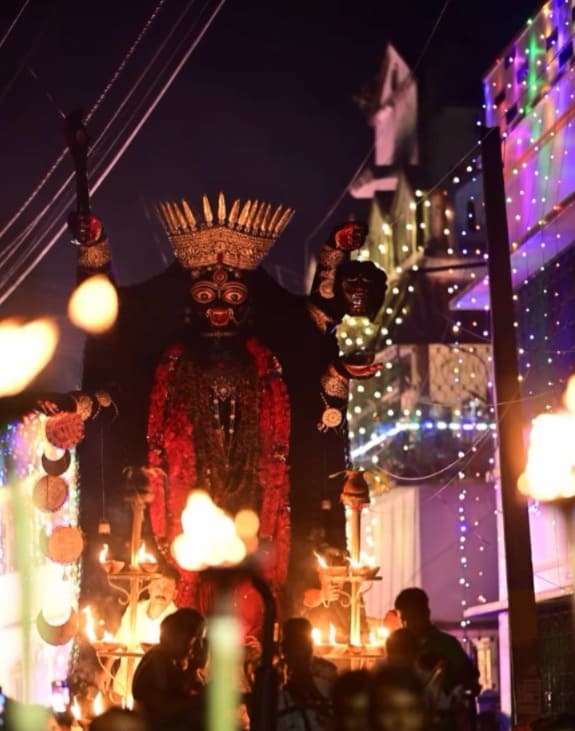 বোম্বেটে কালী। শান্তিপুরের মূল আকর্ষণ। অত্যন্ত জাগ্রত মানা হয় দেবীকে। এই মূর্তির বিশেষত্ব হল শিবের বুকে তাঁর বাম পায়ের অবস্থান। সেই থেকেই নাম ‘বামা কালী’।  