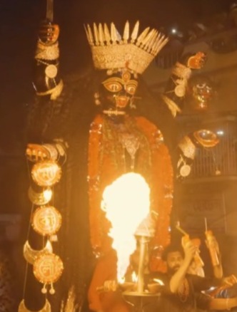 তাঁর রুদ্র রূপ, সুবিশাল চেহারা এবং বিসর্জনের আগে শোভাযাত্রার সময়ে তাঁর নাচ দেখে যেন শিহরণ জাগে দর্শনার্থীদের শরীরে। 