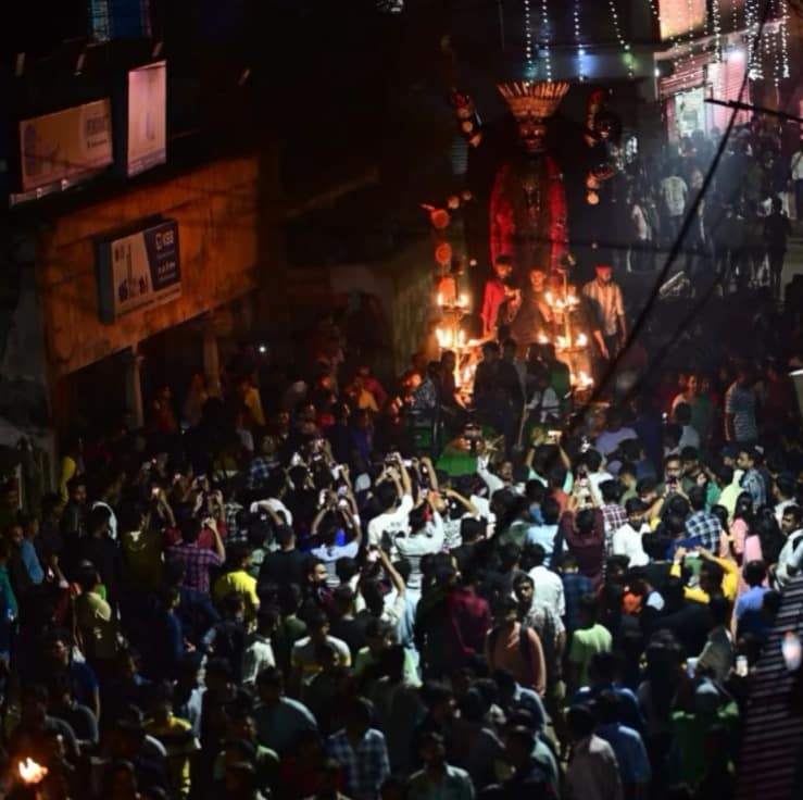  এই শোভাযাত্রার সময়ে নিভিয়ে দেওয়া হয় শহরের আলো। জ্বলে কেবল মশাল। আর তখনই ভক্তদের সঙ্গে নাচেন উগ্ররূপী দেবী। এই অভূতপূর্ব এবং ভয়ঙ্কর দৃশ্য চাক্ষুষ করতেই শহরের বিভিন্ন প্রান্ত থেকে ছুটে আসেন মানুষ।  