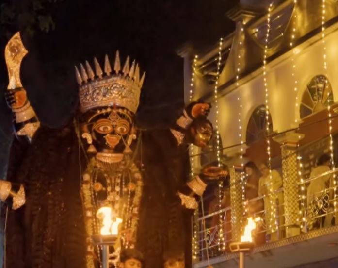 প্রায় ৫০০ বছরের পুরনো এই পুজো। শোনা যায়, এক সময়ে শহরে বৈদ্যুতিক আলো না থাকায় মশাল জ্বেলে বার করা হয় বামা কালীর শোভাযাত্রা। 