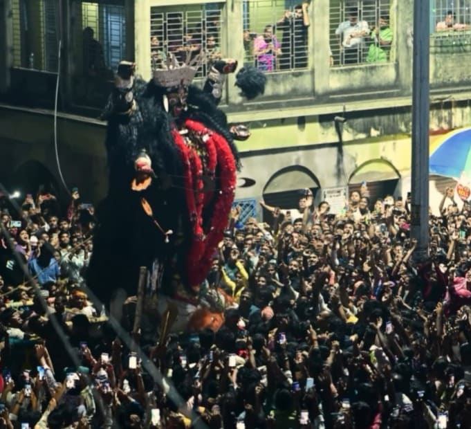 শান্তিপুরে দেবীর আরাধনা কিন্তু টানা চার থেকে পাঁচ দিন চলে না। বরং পুজোর পরদিনই বিসর্জনের প্রস্তুতি শুরু হয়ে যায়। আর তার আগেই এই মনোরম নাচের দৃশ্য দেখতে জনতার ঢল নামে রাস্তায়। ( ‘আনন্দ উৎসব ২০২৫’-এর সাফল্যের নেপথ্যে রয়েছেন একাধিক সহযোগী। প্রেজ়েন্টিং পার্টনার ‘মারুতি সুজ়ুকি অ্যারেনা’। অন্যান্য সহযোগীরা হলেন ওয়েডিং পার্টনার ‘এবিপি ওয়ানস্টপ ওয়েডিং’, ফ্যাশন পার্টনার ‘কসমো বাজ়ার’, নলেজ পার্টনার ‘টেকনো ইন্ডিয়া ইউনিভার্সিটি’, ব্যাঙ্কিং পার্টনার ‘ইউনিয়ন ব্যাঙ্ক অফ ইন্ডিয়া’, কমফোর্ট পার্টনার ‘কার্লন’)।  (এই প্রতিবেদনটি ‘আনন্দ উৎসব’ ফিচারের একটি অংশ)।