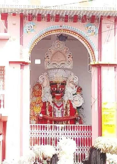  ভৃগুর সত্বর প্রশ্ন, “মা গো, তোমার কীসের চিন্তা?” মা বলে ওঠেন,, “এই বিল্লপত্তন গ্রামে অভয়া হয়ে থাকার জন্য আমিই তোকে নির্দেশ দিলাম। সবই হল। কিন্তু তোর পরে কে আমার পুজো করবে? আমি তো অভয়া, অচলা হয়েই থাকতে চাই…” 