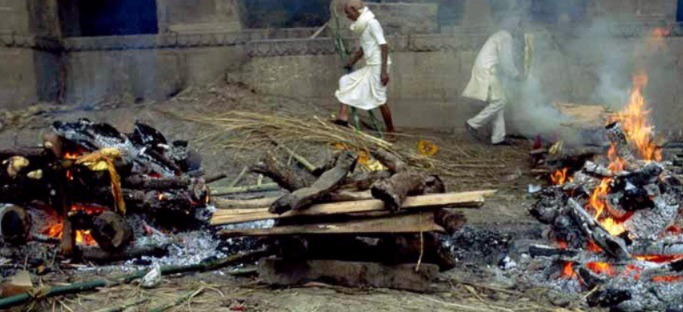  আবেদন শুনে কোনও কথাই বললেন না সাধক। কেবল নিভে যাওয়া ঠান্ডা চিতা থেকে কিছুটা ছাই তুলে মেয়েটির মুখে দিলেন। ‘জয় মা’ ধ্বনিতে মুখরিত করলেন চতুর্দিক। অমনি চোখ মেলে তাকাল মেয়েটি। স্বপ্নের মতো সব কথাই মিলে গেল। ভৃগুও ব্যক্ত করলেন বিন্দু বিসর্গ।  তার পর আর কী! ধুমধাম করে বিয়ে হয়ে এল ওই বালিকা এবং ভৃগুর।  