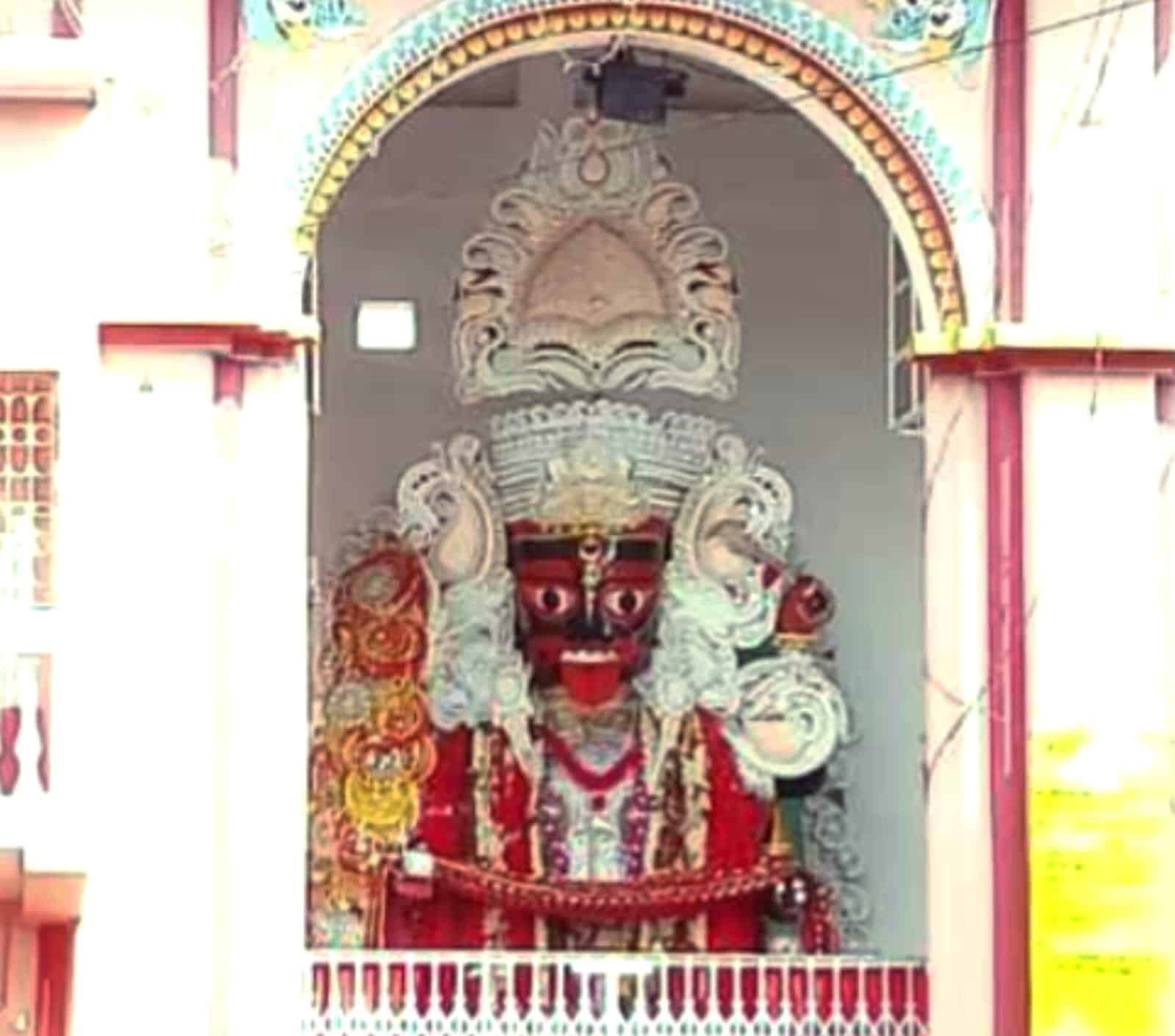 দেবী আশ্বাস দেন, তাঁর এই মূর্তিই যেন পূজিত হয় এ বার থেকে। সেই শুরু… আজও সেই দেবী পুজো পেয়ে আসছেন। শ্রীভৃগুরামের পর এই পুজোর দায়িত্ব নেন তাঁর বড় পুত্র শিবচন্দ্র তোর ন্যায়লঙ্কার। ( ‘আনন্দ উৎসব ২০২৫’-এর সাফল্যের নেপথ্যে রয়েছেন একাধিক সহযোগী। প্রেজ়েন্টিং পার্টনার ‘মারুতি সুজ়ুকি অ্যারেনা’। অন্যান্য সহযোগীরা হলেন ওয়েডিং পার্টনার ‘এবিপি ওয়ানস্টপ ওয়েডিং’, ফ্যাশন পার্টনার ‘কসমো বাজ়ার’, নলেজ পার্টনার ‘টেকনো ইন্ডিয়া ইউনিভার্সিটি’, ব্যাঙ্কিং পার্টনার ‘ইউনিয়ন ব্যাঙ্ক অফ ইন্ডিয়া’, কমফোর্ট পার্টনার ‘কার্লন’)।  (এই প্রতিবেদনটি ‘আনন্দ উৎসব’ ফিচারের একটি অংশ)।