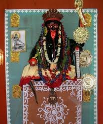 দেবীকে চতুর্দিকে ঘিরে রয়েছে নাগফণা। বামে শিব। 