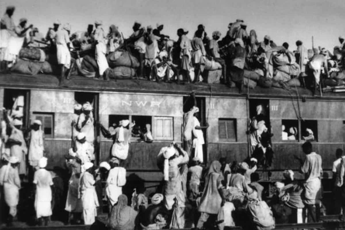  তখনও শান্ত হয়নি বাংলা। এমন পরিস্থিতিতে এই অগ্নিগর্ভ পরিস্থিতি পেরিয়ে ঢাকা থেকে একটি বিশেষ বিমান উড়ে এল কলকাতার বুকে। 