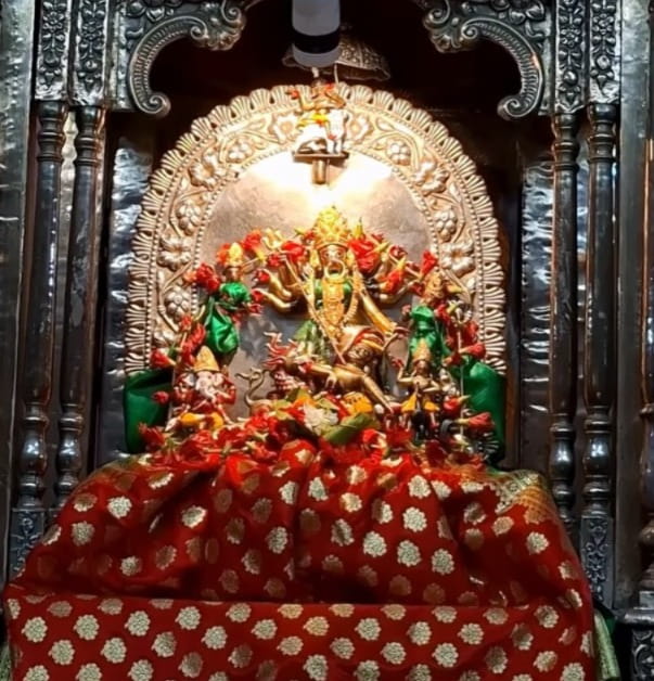  ‘ঢাকেশ্বরী মাতা’। তিনিই নাকি ঢাকার শক্তিপীঠ আদি ঢাকেশ্বরী মন্দিরের দেবী। দেশভাগের সময়ে তিনি গোপনে চলে এলেন এই দেশে।