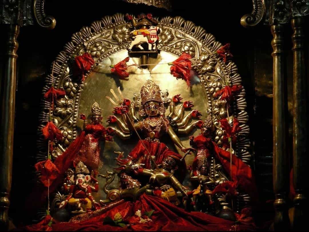 অসুর এবং সন্তানদের নিয়ে বিরাজমান তিনি। গাত্রবর্ণ সোনালি। পিছনের চালচিত্রটি রুপোর। 