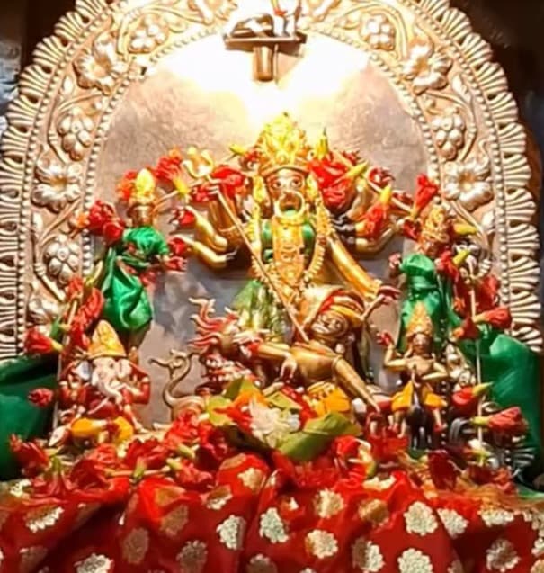 আবার অনেকে বলেন, মহারাজ মান সিংহের আমলে প্রতিষ্ঠা হয়েছিল এই মূর্তির। পরে রাজেন্দ্রকিশোর তিওয়ারির সঙ্গে কলকাতায় চলে আসে এটি। 