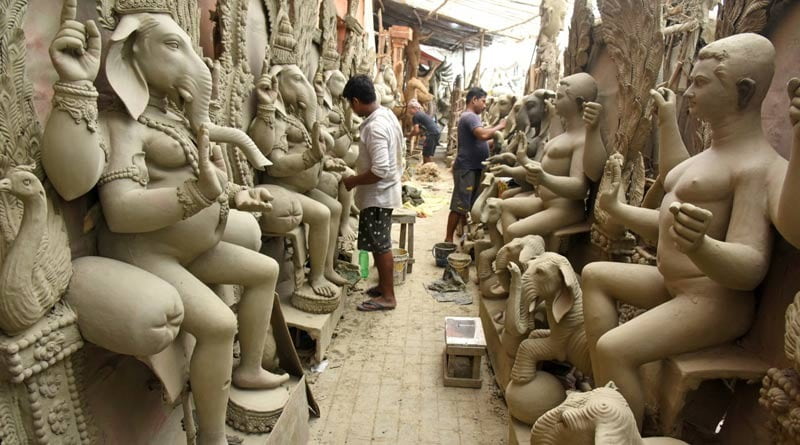  কুমোরটুলি পাড়ার দুর্গাচরণ স্ট্রিটেই দেবীর মন্দির।   