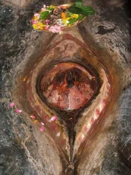 কামাখ্যা মন্দিরে চারটি কক্ষ রয়েছে। একটি গর্ভগৃহ ও তিনটি মণ্ডপ। 