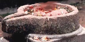 ভিতরে ঢালু পাথরের একটি খণ্ড। যা যোনি আকৃতিবিশিষ্ট। ( ‘আনন্দ উৎসব ২০২৫’-এর সাফল্যের নেপথ্যে রয়েছেন একাধিক সহযোগী। প্রেজ়েন্টিং পার্টনার ‘মারুতি সুজ়ুকি অ্যারেনা’। অন্যান্য সহযোগীরা হলেন ওয়েডিং পার্টনার ‘এবিপি ওয়ানস্টপ ওয়েডিং’, ফ্যাশন পার্টনার ‘কসমো বাজ়ার’, নলেজ পার্টনার ‘টেকনো ইন্ডিয়া ইউনিভার্সিটি’, ব্যাঙ্কিং পার্টনার ‘ইউনিয়ন ব্যাঙ্ক অফ ইন্ডিয়া’, কমফোর্ট পার্টনার ‘কার্লন’)।  (এই প্রতিবেদনটি ‘আনন্দ উৎসব’ ফিচারের একটি অংশ)।