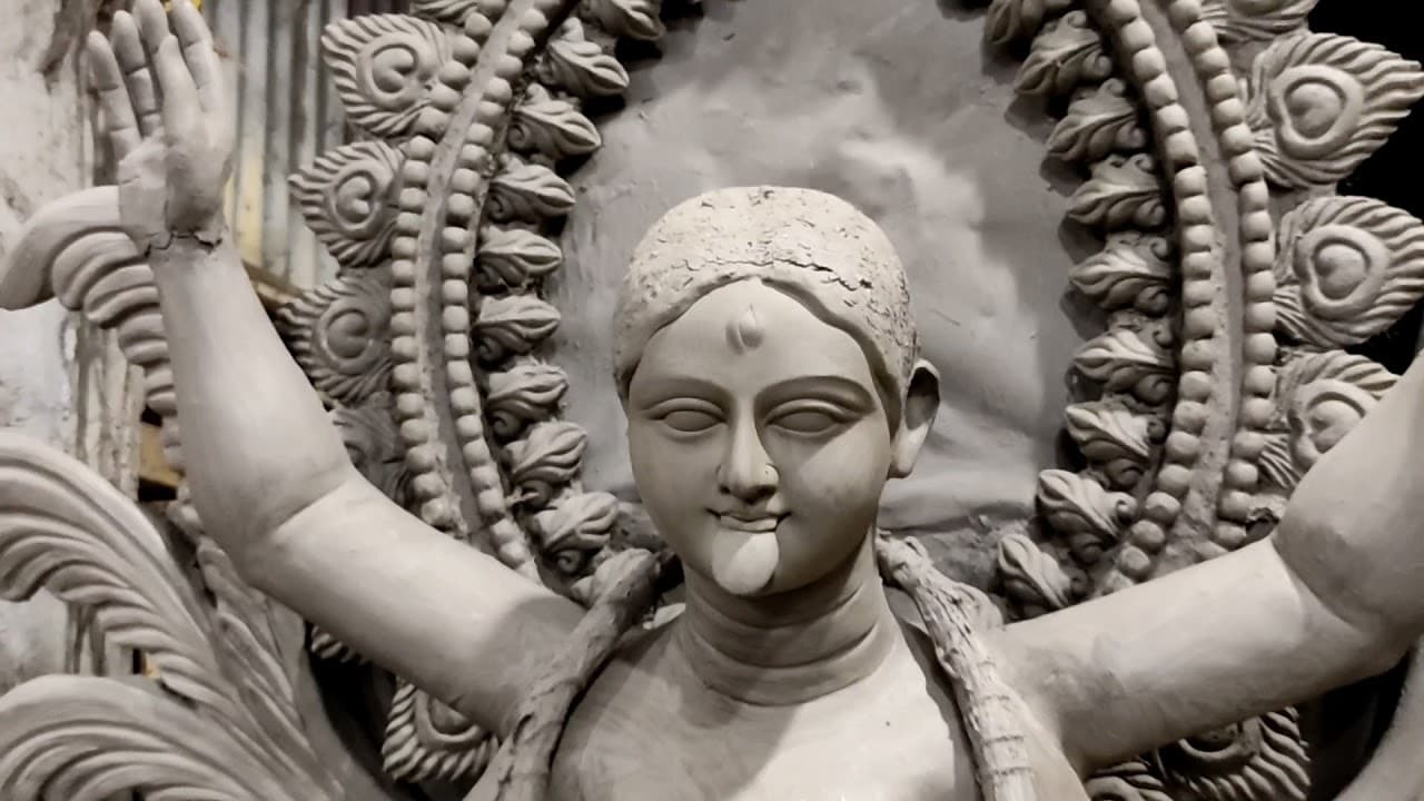 এখনও প্রত্যেক বছর মন্দির থেকে কিছুটা দূরে দেবীর মাটির মূর্তি তৈরি করা হয়। আর কালীপুজোর দিনে চক্ষুদানের পরে মুহূর্তের মধ্যেই সেই মূর্তি আনা হয় মন্দিরের মূল আসনে।